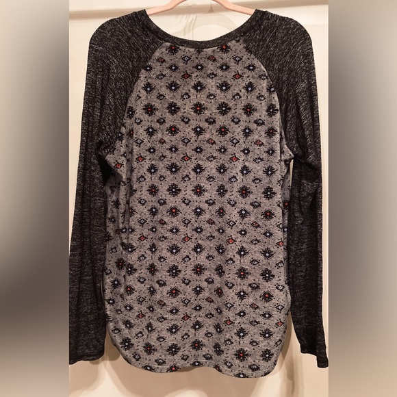 Climate right by cuddle duds. Women’s large velvety shirt with soft stretch arms - Picture 2 of 2